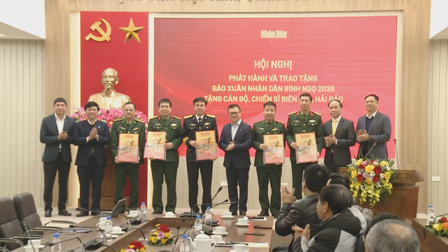 Thời sự HTV ngày 28/1/2026 | Trao gần 40.000 tờ Báo Xuân Nhân Dân tặng cán bộ, chiến sĩ biên giới và hải đảo - Ảnh 1.