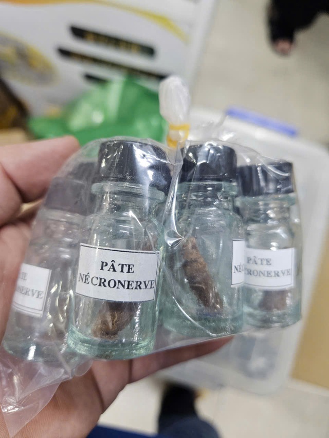 Công an TP. Hồ Chí Minh: Triệt phá đường dây sản xuất, mua bán trái phép chất độc “thạch tín” dùng trong nha khoa - Ảnh 2.