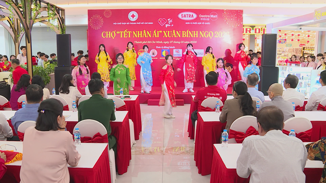 Chợ Tết Nhân ái: Hơn 1.000 người dân được mua sắm miễn phí - Ảnh 2.