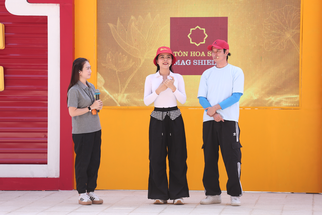 Vân Trang, Huy Khánh xúc động khi trở lại "Mái ấm gia đình Việt" - Ảnh 1.