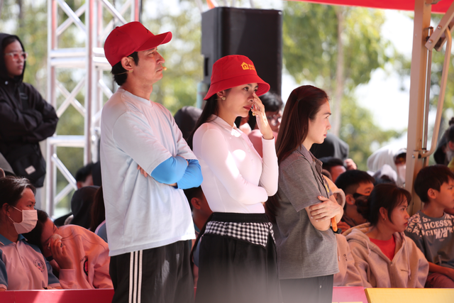 Vân Trang, Huy Khánh xúc động khi trở lại "Mái ấm gia đình Việt" - Ảnh 2.