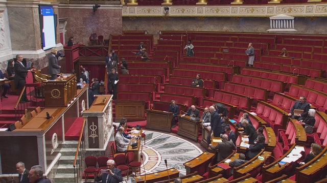 Chính phủ Pháp vượt qua "cửa ải" bất tín nhiệm, quyết tâm thông qua ngân sách 2026 - Ảnh 2.