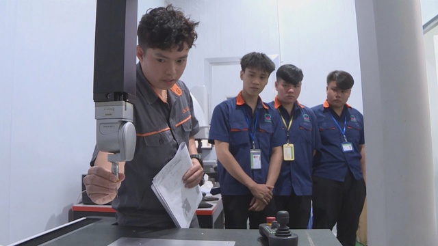 ĐƯA NGHỊ QUYẾT ĐẢNG VÀO GIẢNG ĐƯỜNG, NHÀ MÁY - Ảnh 2.