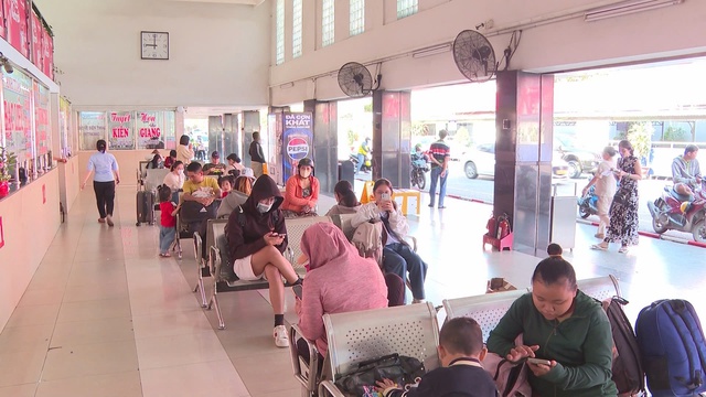 TP. Hồ Chí Minh: Tăng cường tàu xe, bảo đảm nhu cầu đi lại dịp Tết- Ảnh 3. TP. Hồ Chí Minh: Tăng cường tàu xe, bảo đảm nhu cầu đi lại dịp Tết- Ảnh 3.