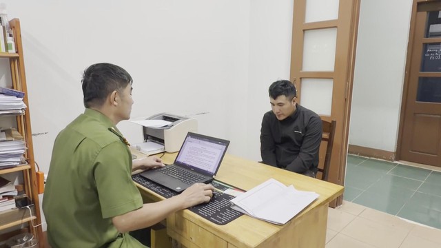 Lời khai của thanh niên dùng đũa hành hung tài xế taxi - Ảnh 1.