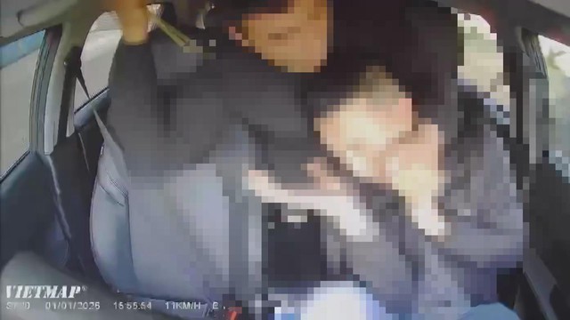 Lời khai của thanh niên dùng đũa hành hung tài xế taxi - Ảnh 2.