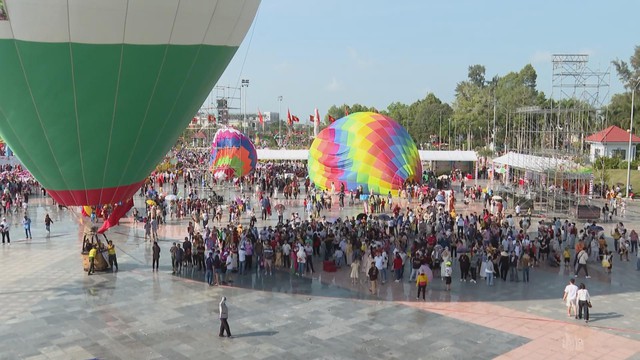 Bầu trời Sa Đéc rực rỡ với khinh khí cầu khổng lồ - Ảnh 1.