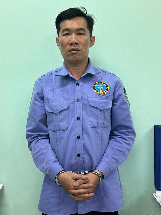 Bắt khẩn cấp đối tượng dùng ly thủy tinh tấn công cô gái tại quán cà phê - Ảnh 1.