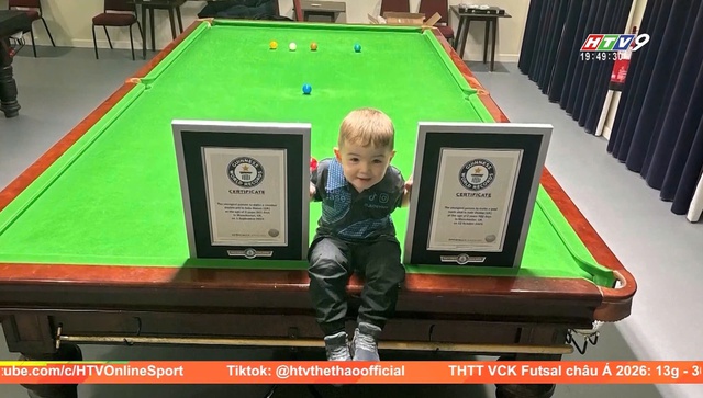Kỷ lục thế giới của cậu bé 2 tuổi ở môn billard snooker - Ảnh 1.