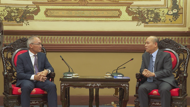 Tổng Lãnh sự CHDCND Lào đến thăm, chúc Tết TP. Hồ Chí Minh - Ảnh 1.