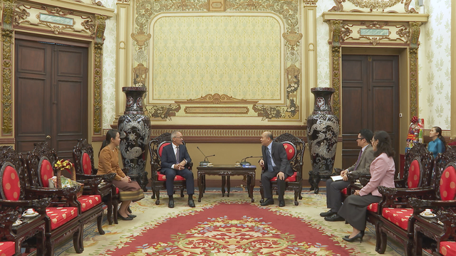 Tổng Lãnh sự CHDCND Lào đến thăm, chúc Tết TP. Hồ Chí Minh - Ảnh 2.