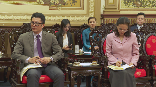 Tổng Lãnh sự CHDCND Lào đến thăm, chúc Tết TP. Hồ Chí Minh - Ảnh 4.