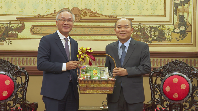 Tổng Lãnh sự CHDCND Lào đến thăm, chúc Tết TP. Hồ Chí Minh - Ảnh 5.