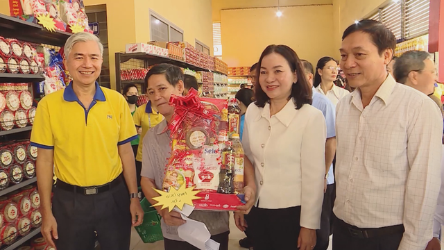 Thời sự HTV ngày 31/1/2026 | Lãnh đạo TP. Hồ Chí Minh thăm hỏi, trao quà cho gia đình chính sách, hộ nghèo, cận nghèo - Ảnh 3.