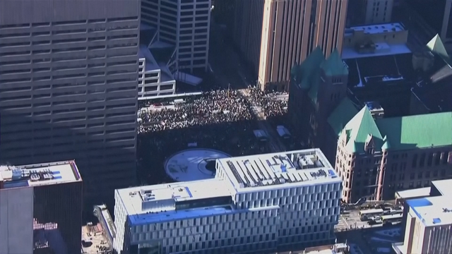 Biểu tình trên khắp nước Mỹ phản đối chiến dịch truy quét nhập cư của ICE - Ảnh 4.