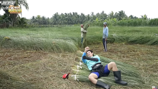 Đệ nhất mưu sinh - Tập 4: Huy Khánh bất ngờ ngất xỉu trong lúc làm việc tại ruộng lác - Ảnh 4.