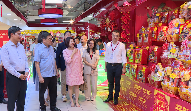 TP. Hồ Chí Minh: Nguồn cung hàng Tết Bính Ngọ tăng mạnh, nhiều mặt hàng giảm giá - Ảnh 1.