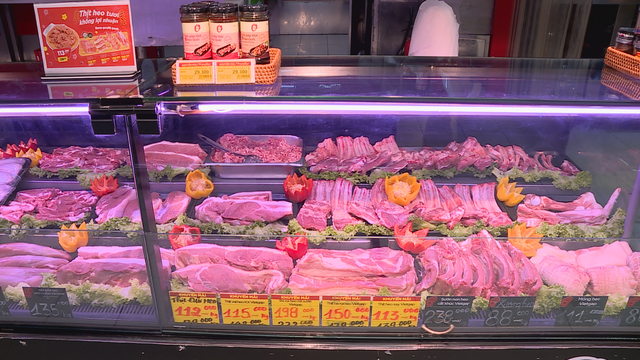 TP. Hồ Chí Minh: Nguồn cung hàng Tết Bính Ngọ tăng mạnh, nhiều mặt hàng giảm giá - Ảnh 2.