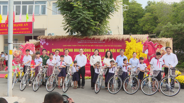 TP. Hồ Chí Minh: Mang "Xuân sẻ chia" và nước sạch về với xã đảo Thạnh An - Ảnh 2.