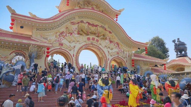 Người dân đổ về các điểm vui chơi văn hóa tại TP. Hồ Chí Minh dịp đầu năm 2026  - Ảnh 1.