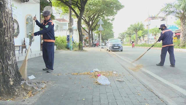 Những người giữ “sắc xuân” trong kỳ nghỉ lễ- Ảnh 1. Những người giữ “sắc xuân” trong kỳ nghỉ lễ- Ảnh 1.