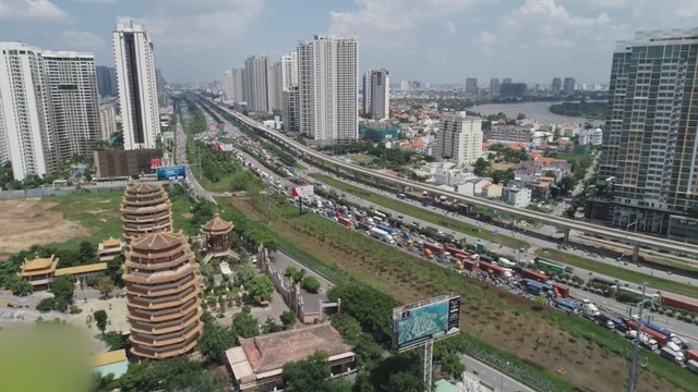 60 Giây ngày 5/1/2026 | TP. Hồ Chí Minh: Xe máy va chạm taxi công nghệ, một người tử vong - Ảnh 4.