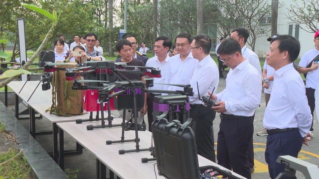 Thiết bị không người lái lần đầu thử nghiệm "cất cánh" giao hàng tại TP. Hồ Chí Minh - Ảnh 1.