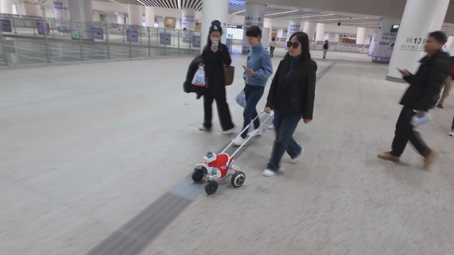 Robot tích hợp A.I. hỗ trợ người khiếm thị đi metro - Ảnh 1.