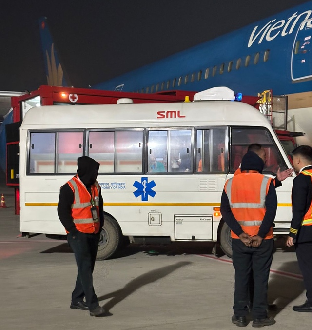 Máy bay Vietnam Airlines hạ cánh khẩn cấp tại Ấn Độ cấp cứu khách - Ảnh 2.