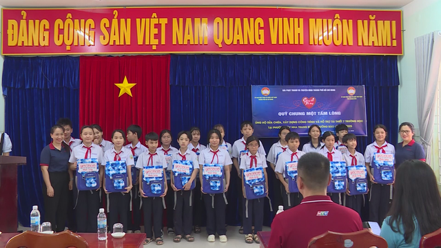 Gửi tấm lòng phương Nam đến 7 điểm trường vùng lũ Khánh Hòa - Ảnh 2.