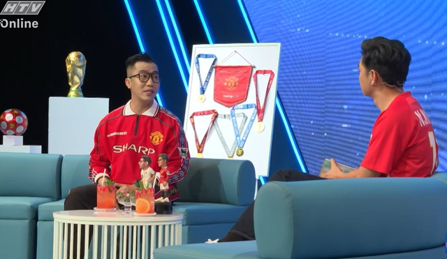 9PM Show - Chuyện chưa kể - Tập 5: MC Hoàng Rapper: Từ fan M.U đến nhà sưu tầm áo đấu - Ảnh 1.