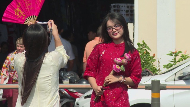 Thời sự HTV ngày 9/1/2026 | Phát triển không gian công cộng, TP. Hồ Chí Minh tạo điểm chụp ảnh đón Tết - Ảnh 1.