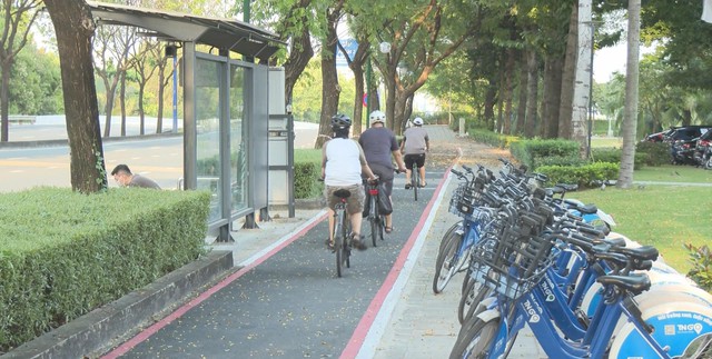 60 Giây ngày 9/1/2026 | TP. Hồ Chí Minh dự kiến lắp dải phân cách mềm, phạt nguội xe lấn làn đường xe đạp - Ảnh 1.