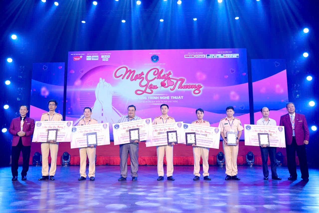 "Một chút yêu thương" mùa 3: Nhịp cầu nhân ái xoa dịu nỗi đau tai nạn giao thông - Ảnh 10.