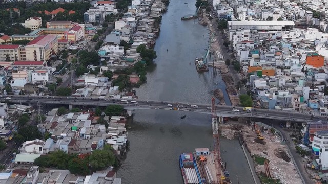 TP. Hồ Chí Minh: Cận cảnh loạt cầu Kênh Ngang giúp người dân thoát cảnh đi vòng - Ảnh 1.
