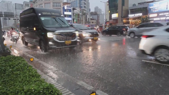 TP. HỒ CHÍ MINH: MƯA LỚN, TRIỀU CƯỜNG GÂY NGẬP NHIỀU TUYẾN ĐƯỜNG - Ảnh 1.