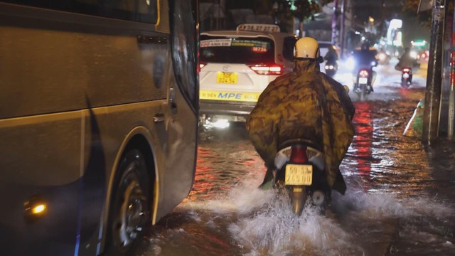 TP. HỒ CHÍ MINH: MƯA LỚN, TRIỀU CƯỜNG GÂY NGẬP NHIỀU TUYẾN ĐƯỜNG - Ảnh 3.