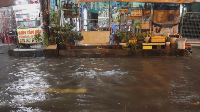TP. HỒ CHÍ MINH: MƯA LỚN, TRIỀU CƯỜNG GÂY NGẬP NHIỀU TUYẾN ĐƯỜNG - Ảnh 2.