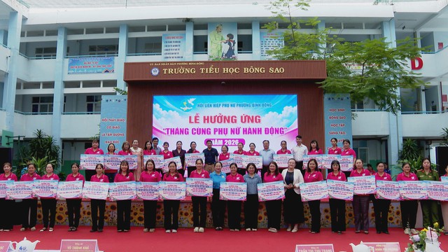 Người dân có hoàn cảnh khó khăn nhận hỗ trợ tại Ngày hội “Thành phố nghĩa tình - kết nối yêu thương” hưởng ứng Tháng cao điểm “Vì người nghèo” năm 2026 - Ảnh 1.