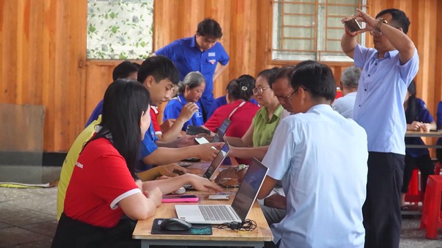 Người dân phường Đông Hòa tiếp cận các tiện ích công nghệ và kỹ năng số phục vụ đời sống, sản xuất, kinh doanh - Ảnh 1.