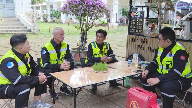 Các thành viên Đội SOS Vũng Tàu tham gia hỗ trợ người dân, góp phần xây dựng đô thị văn minh, thân thiện và an toàn - Ảnh 3.