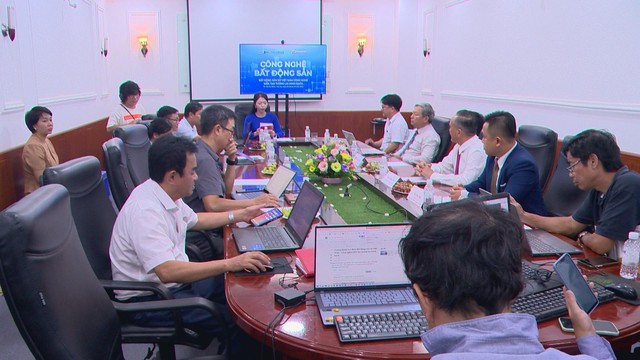Người dân đón pháo hoa, gửi gắm kỳ vọng vào Hà Nội | Thời sự trưa HTV ngày 11/10/2026 - Ảnh 4.