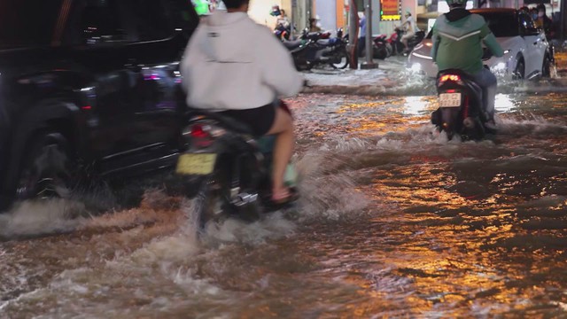 TP. Hồ Chí Minh: Triều cường gây ngập sâu ảnh hưởng sinh hoạt và giao thông | 60 Giây Sáng ngày 12/10/2026 - Ảnh 1.