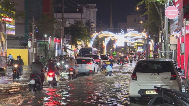 TP. Hồ Chí Minh: Triều cường gây ngập nhiều tuyến đường tại phường Thủ Dầu Một | 60 Giây Sáng ngày 13/10/2026 - Ảnh 1.