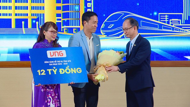 Ông Lê Hồng Minh, Chủ tịch Hội đồng quản trị VNG, trao tặng gói tài nguyên GPU trị giá 12 tỷ đồng cho ba trường thành viên Đại học Quốc gia TP. Hồ Chí Minh tại Lễ Khai khóa 2026 - Ảnh 2.