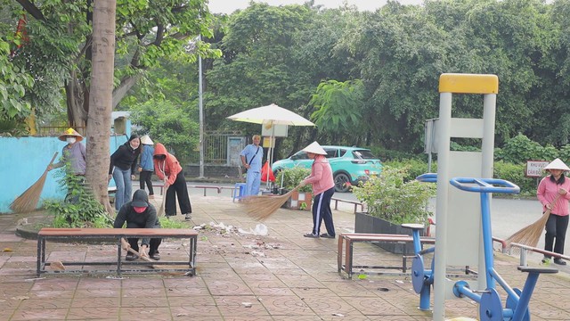Lực lượng chức năng phường An Phú, TP. Hồ Chí Minh, triển khai hoạt động diệt lăng quăng, vệ sinh môi trường và tuyên truyền phòng chống sốt xuất huyết, tay chân miệng năm 2026 - Ảnh 3.