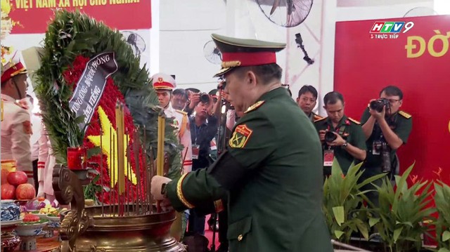 Trực tiếp: Lễ viếng, lễ truy điệu hài cốt liệt sĩ đã anh dũng hy sinh vì độc lập, tự do của Tổ quốc Việt Nam xã hội chủ nghĩa: Ngày hôm nay các Anh đã trở về - Ảnh 12.