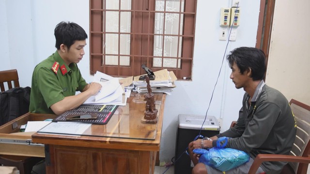 Đối tượng Cường tại cơ quan công an để phục vụ điều tra vụ đột nhập nhà bà L.T.T. ở xã Chợ Vàm, tỉnh An Giang, lấy trộm tài sản trị giá hơn 400 triệu đồng - Ảnh 1.
