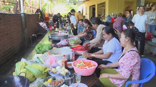 Đồng bào Khmer tại Phú Giáo thực hiện các nghi thức truyền thống trong dịp lễ Sene Dolta, gìn giữ bản sắc văn hóa dân tộc - Ảnh 2.