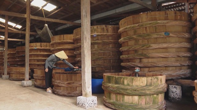 Người dân vùng biển Hồ Tràm, Long Hải chế biến nước mắm truyền thống từ cá tươi và muối, góp phần lưu giữ nghề làm mắm lâu đời của địa phương - Ảnh 3.